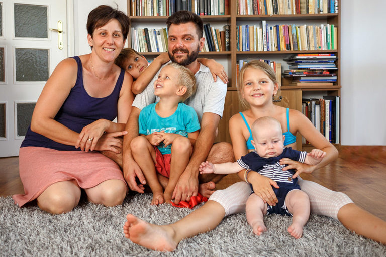 Ilyen a karácsony Gabinál és Adorjánnál, akik 4 gyermeket nevelnek